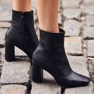 Lulus Black Snakeskin Booties Size 6.5